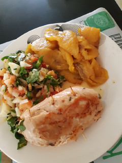 Una foto de Pechuga rellena jamón, queso y acelga - ensalada de acelga