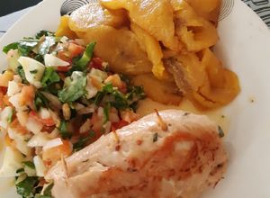 Una foto de Pechuga rellena jamón, queso y acelga - ensalada de acelga