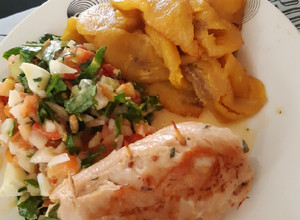 Una foto de Pechuga rellena jamón, queso y acelga - ensalada de acelga