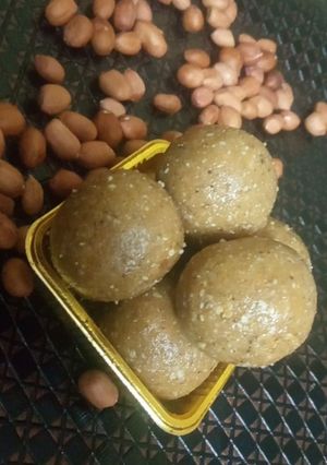 A picture of Peanut Ladoo.