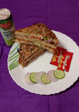 A picture of Uttapam Sandwich.