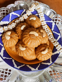खमंग रवा बेसन लाडू (rava besan ladoo recipe in marathi) रेसिपी चे मुख्य फोटो
