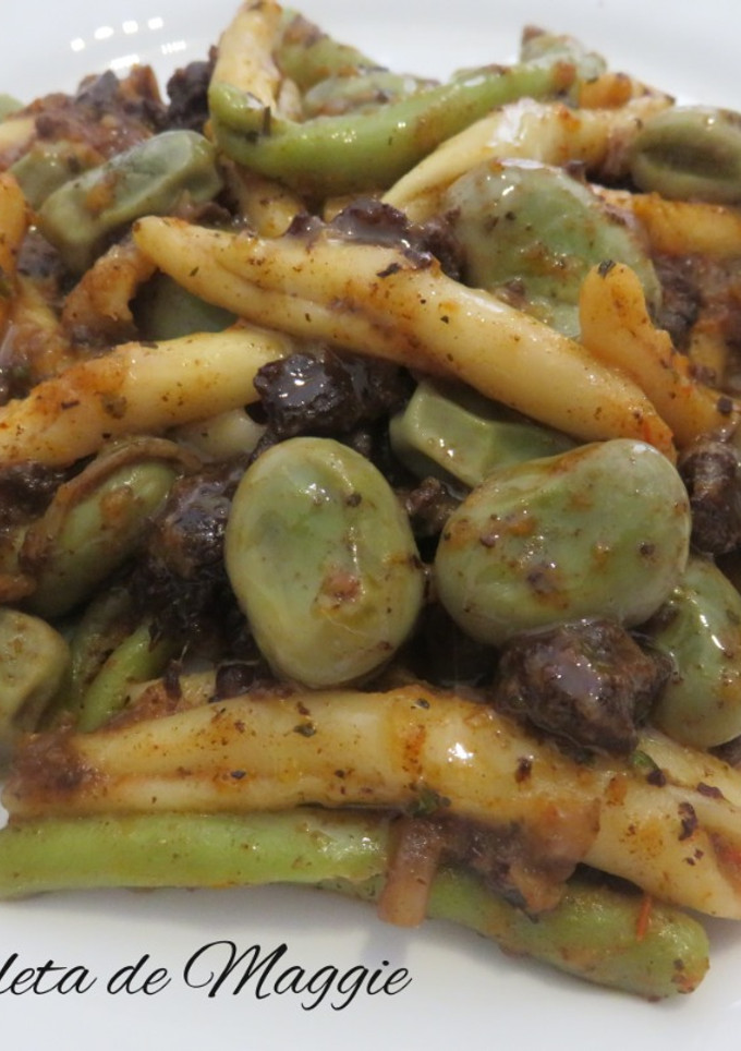 Una foto de Fusilli pugliesi con habas y morcilla de cebolla