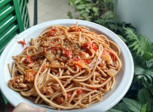 Una foto de Spaguettis con verduras y atún