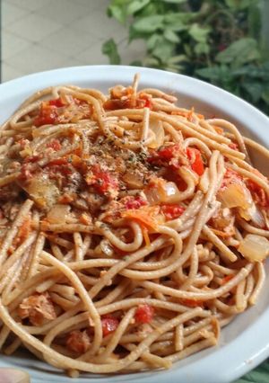 Una foto de Spaguettis con verduras y atún