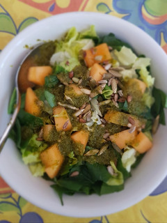 Una foto de Ensalada de melón con aderezo de cilantro
