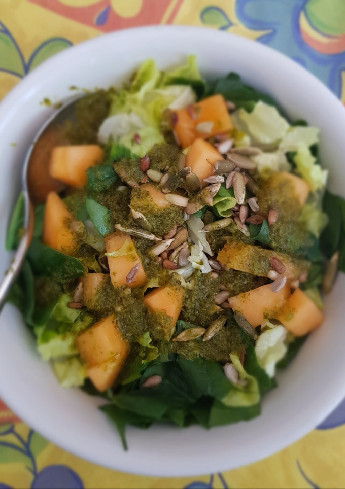 Una foto de Ensalada de melón con aderezo de cilantro