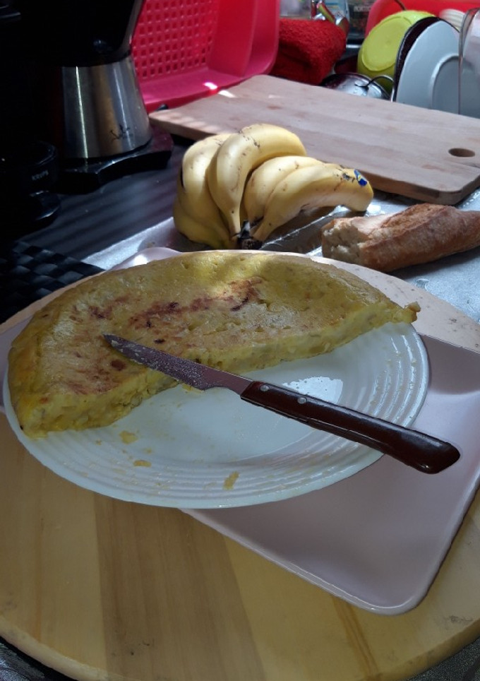 Una foto de Tortilla de patata cocida cebolleta y ajitos