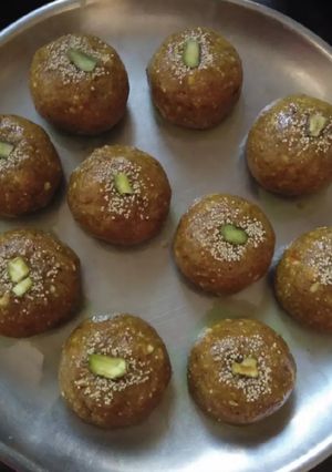 ગુંદ અને કાટલુનાં લાડુ રેસીપી મુખ્ય ફોટો