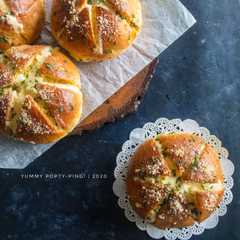 A picture of Korean Garlic Creamcheese Bread.