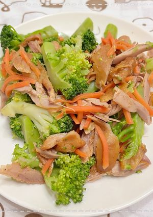 雞腿肉拌青花菜 的食譜成品照片