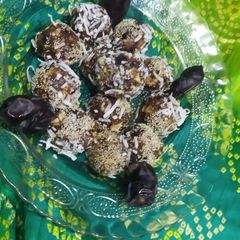 A picture of Dates laddu.