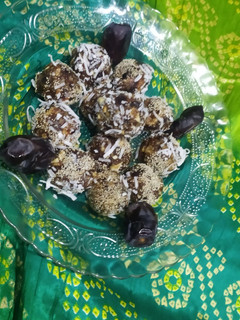A picture of Dates laddu.