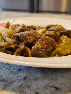 Una foto de Dados de ternera con pimientos italianos y champiñones