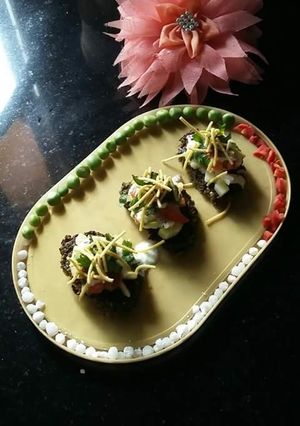 A picture of Kothimbir vadi chat.