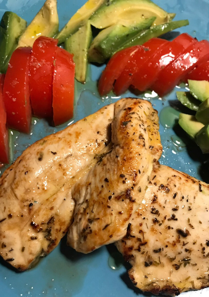 Una foto de Pollo de corral al limón 🍋 con crudités