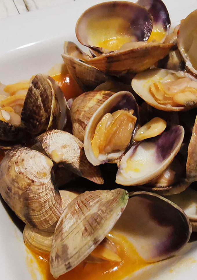 Una foto de Almejas en salsa vieja
