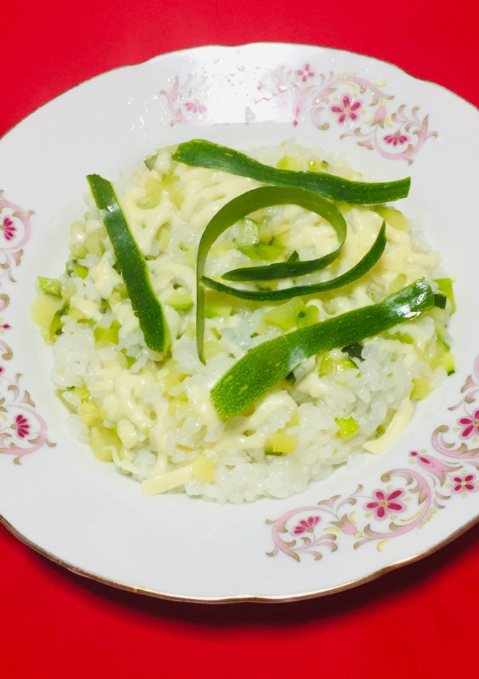 Una foto de Risotto de Calabacín con Queso mozzarella! 😋👌🍷