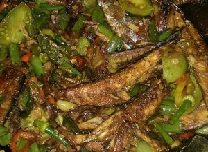 Foto resep Oseng pindang/gerih abang (ikan asin) lombok,tomat ijo,dan blalo