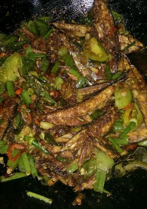 Foto resep Oseng pindang/gerih abang (ikan asin) lombok,tomat ijo,dan blalo