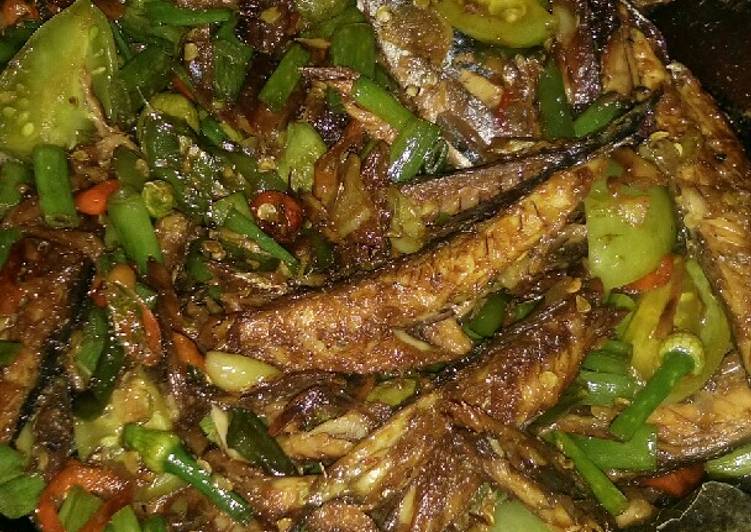 Oseng pindang/gerih abang (ikan asin) lombok,tomat ijo,dan blalo