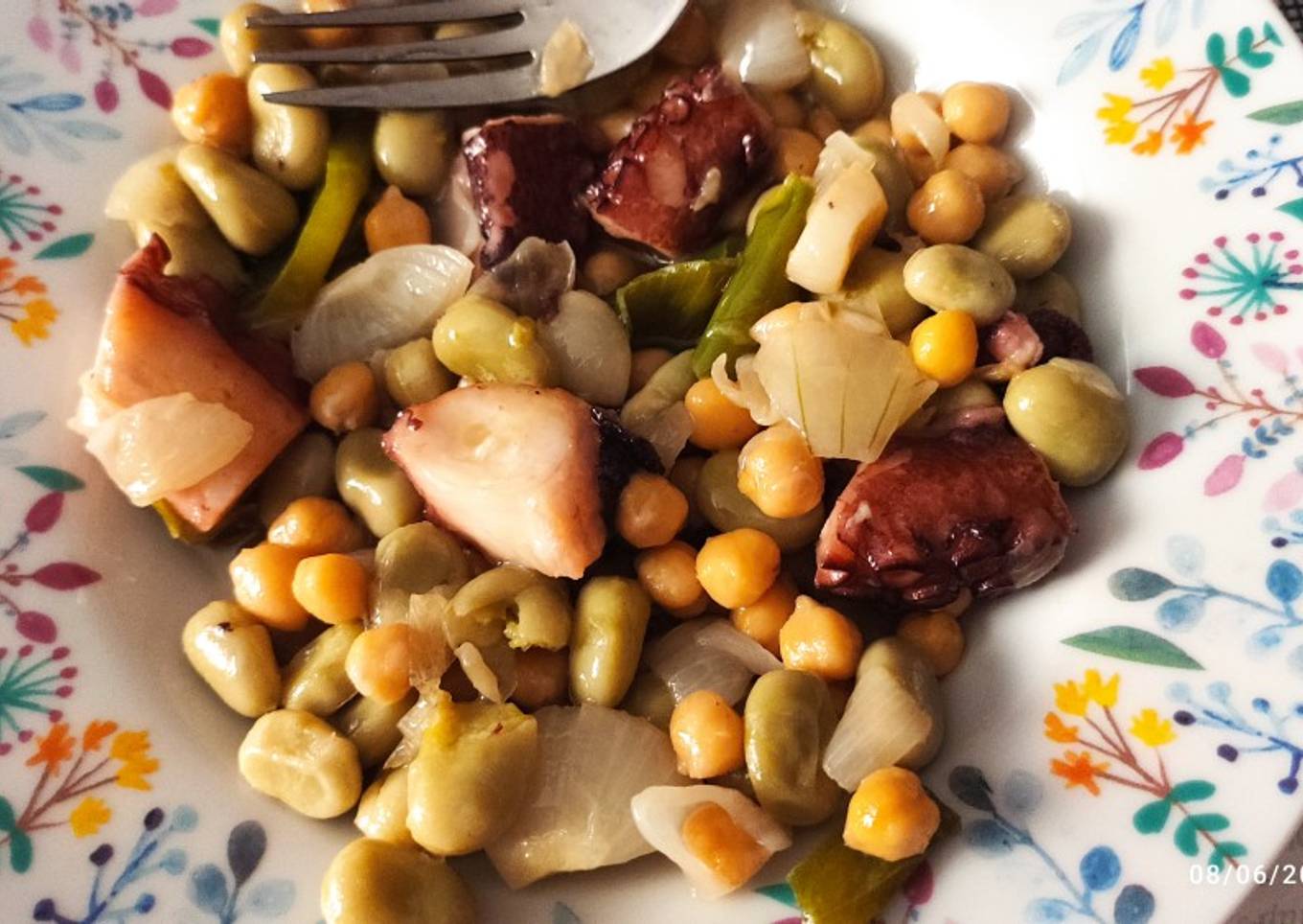 Salteado de pulpo con verduras y garbanzos