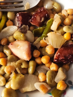 Una foto de Salteado de pulpo con verduras y garbanzos