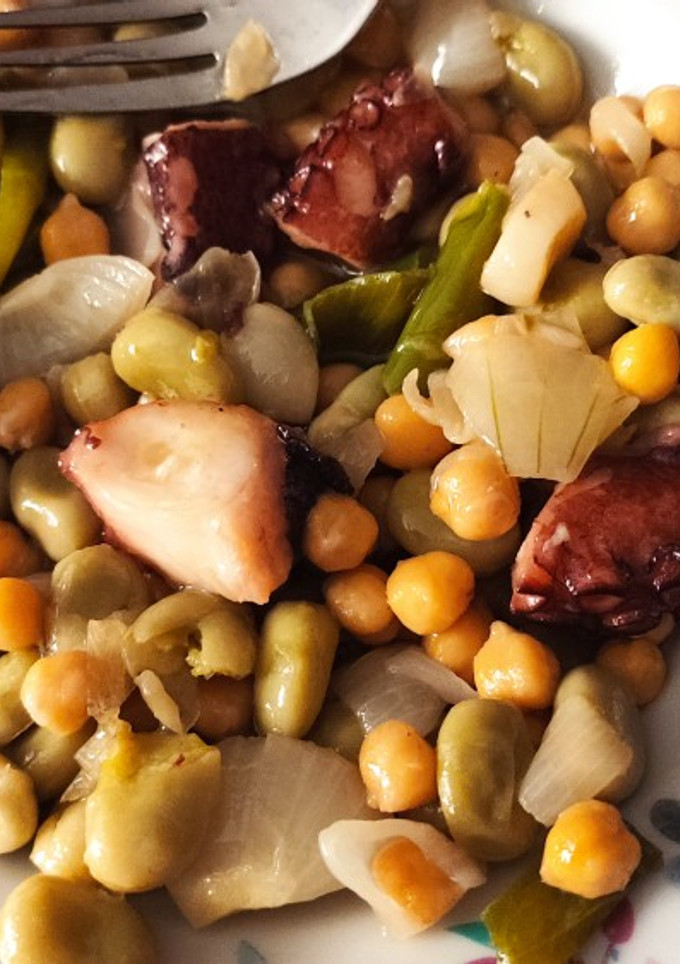 Una foto de Salteado de pulpo con verduras y garbanzos