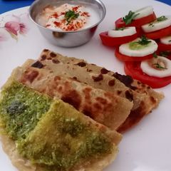 A picture of Gobhi aloo dhaniya paratha.