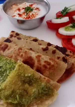 A picture of Gobhi aloo dhaniya paratha.