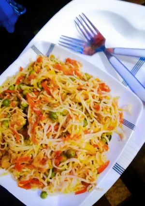 A picture of Chinese noodles.