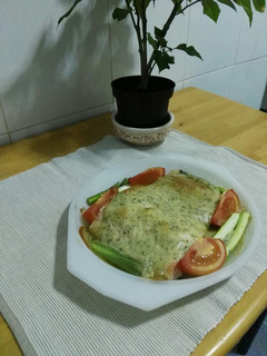 Una foto de Salmón al horno con pesto y verduras
