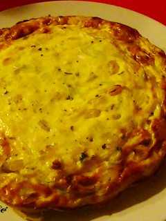 Una foto de Pastel de puerro y gambas