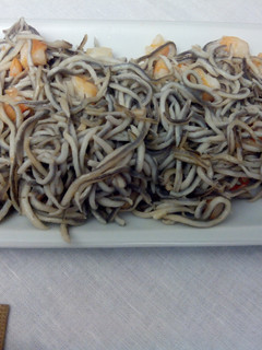 Una foto de Gulas salteadas con langostinos al ajillo