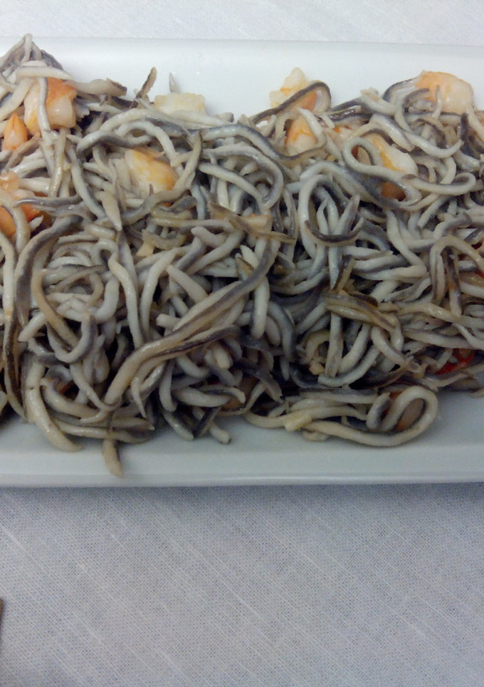 Una foto de Gulas salteadas con langostinos al ajillo