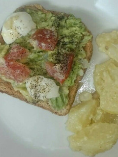 Una foto de Tostada de aguacate con patatas asadas