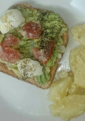 Una foto de Tostada de aguacate con patatas asadas