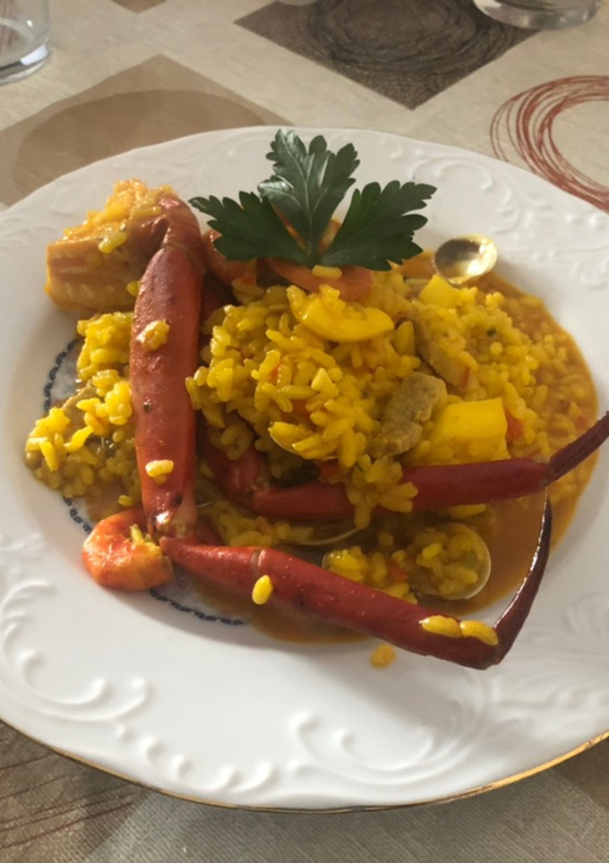 Una foto de Arroz con cuerpos, gambas rojas y filete de cerdo