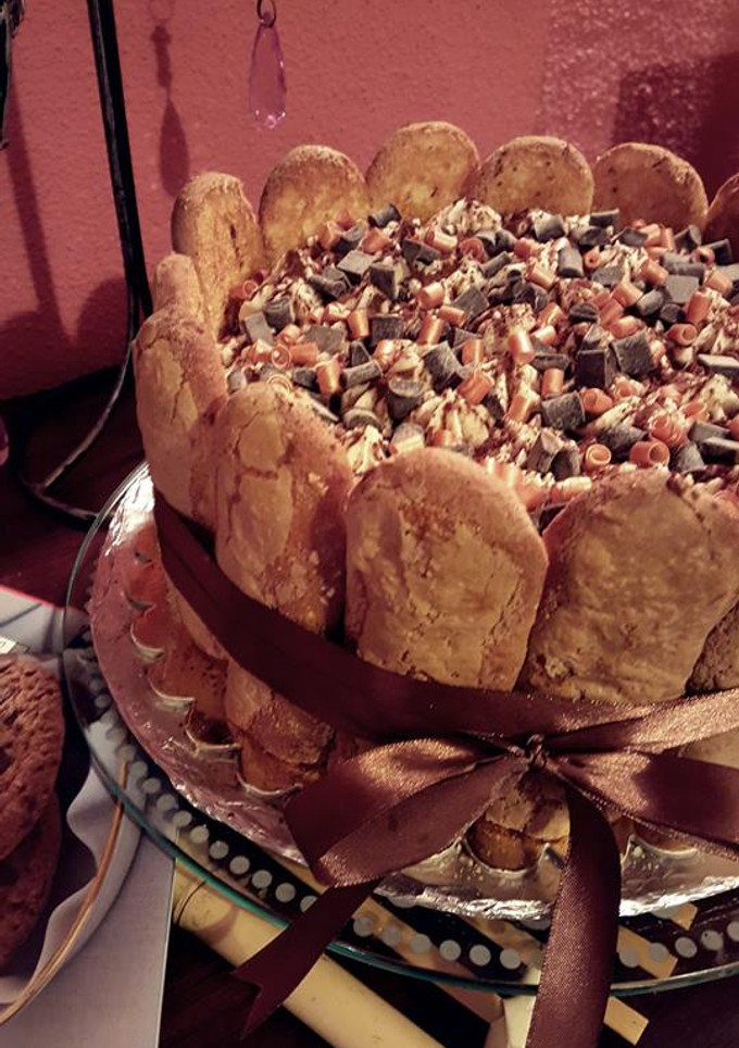Una foto de Charlota de tiramisú de naranja y chocolate
