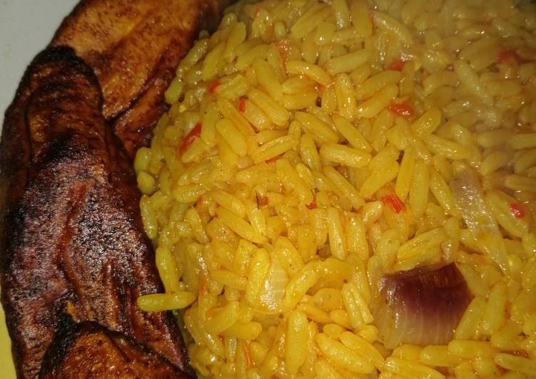 Easiest Way to Prepare Any-night-of-the-week Red party jollof wit plantain(signature Maggi seasoning)