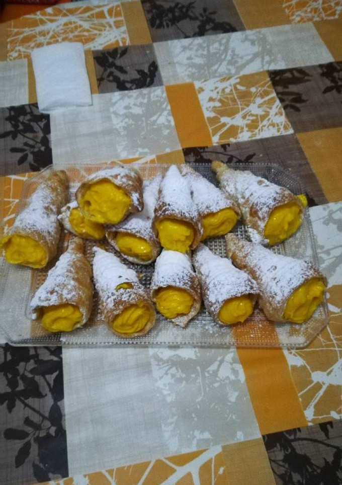 Una foto de Caracola de hojaldre rellenas de crema de vainilla