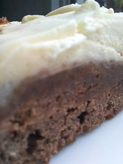 Una foto de Brownie con dulce de leche y crema