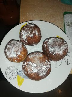 Una foto de Berlines con manjar fritos