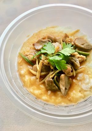 รูปของ ข้าวต้มทรงเครื่องเห็ดฟาง 🍄 🍲 #เมนูมื้อเช้า #มีประโยชน์ 😋