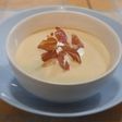 Crema fría de melocotón amarillo de la Almunia con crujiente de jamón de Teruel y nata