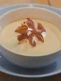 Crema fría de melocotón amarillo de la Almunia con crujiente de jamón de Teruel y nata