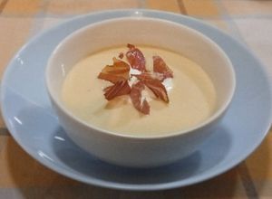 Foto principal de Crema fría de melocotón amarillo de la Almunia con crujiente de jamón de Teruel y nata