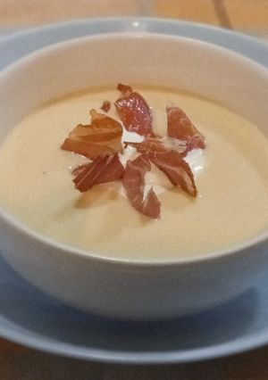Una foto de Crema fría de melocotón amarillo de la Almunia con crujiente de jamón de Teruel y nata