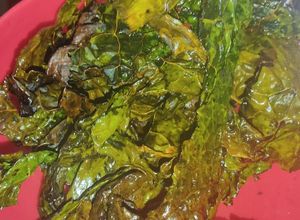 Una foto de Chips veganos de kale en freidora de aire
