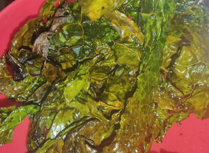 Una foto de Chips veganos de kale en freidora de aire